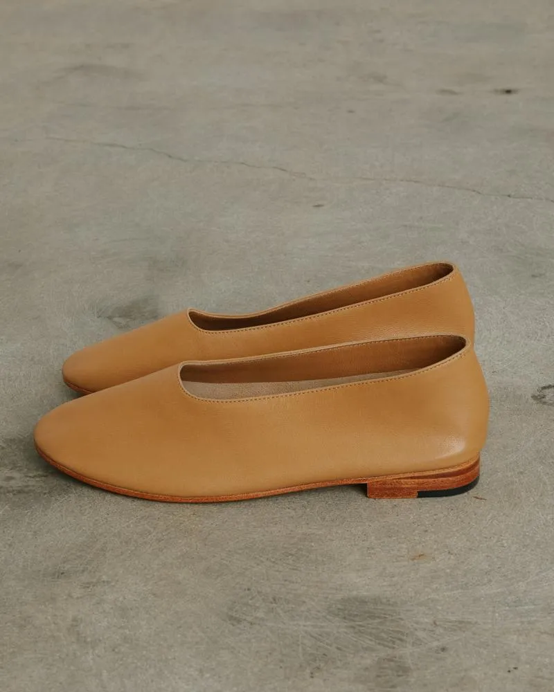 Glove in Camel